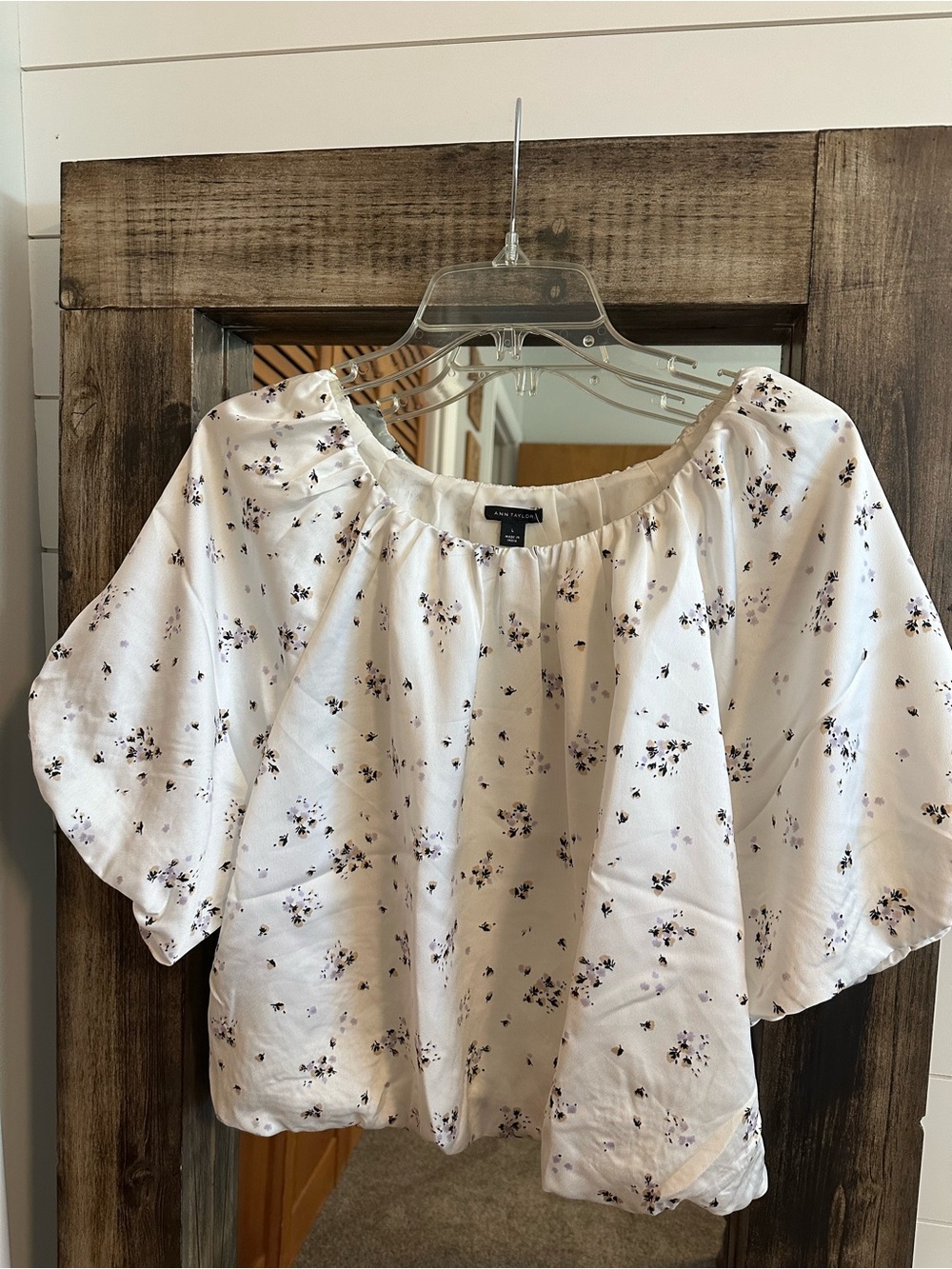 Ann Taylor Women’s L Floral Puff Sleeve Blouse White Lavender Bubble Hem Top